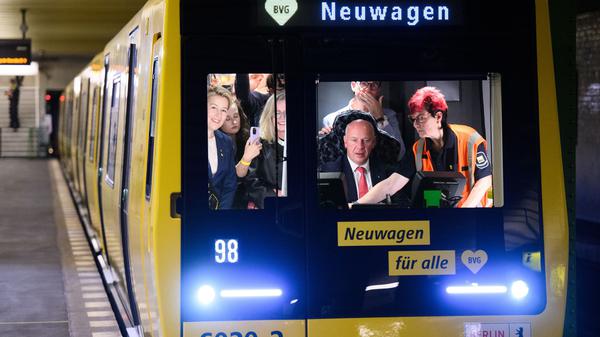 Premierenfahrt Berliner U-Bahn Reihe JK mit Regierungschef Kai Wegner (CDU).