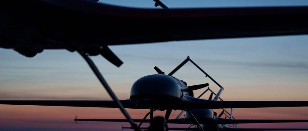 Langstreckendrohnen des Typs An-196 Ljutyj stehen vor dem Start in einer Reihe an einem ungenannten Ort in der Ukraine. Erik Prince will offenbar ins Drohnengeschäft einsteigen.