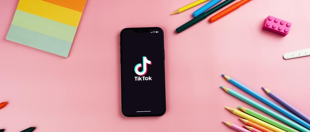 TikTok gilt nicht gerade als Lernplattform. Dennoch kann Social Media beim Lernen in Schulen eine wichtige Rolle spielen.