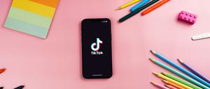 TikTok gilt nicht gerade als Lernplattform. Dennoch kann Social Media beim Lernen in Schulen eine wichtige Rolle spielen. 