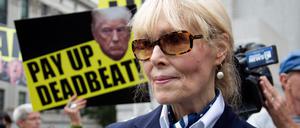 E. Jean Carroll im September 2024 nach einem Gerichtstermin in New York.