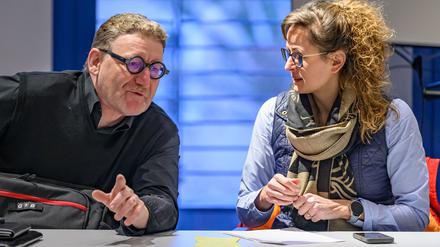 ARCHIV - 11.01.2025, Brandenburg, Seelow: Hanka Mittelstädt (SPD), Ministerin für Land- und Ernährungswirtschaft, Umwelt und Verbraucherschutz in Brandenburg und Gregor Beyer (FDP), Staatssekretär im Landwirtschaftsministerium, unterhalten sich zum Beginn einer Sitzung.