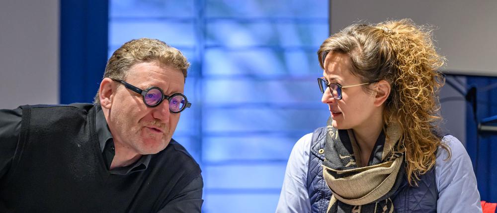 ARCHIV - 11.01.2025, Brandenburg, Seelow: Hanka Mittelstädt (SPD), Ministerin für Land- und Ernährungswirtschaft, Umwelt und Verbraucherschutz in Brandenburg und Gregor Beyer (FDP), Staatssekretär im Landwirtschaftsministerium, unterhalten sich zum Beginn einer Sitzung.