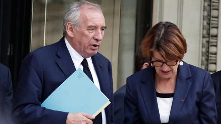 Der französische Premierminister Francois Bayrou und Agrarministerin Annie Genevard verlassen die Nationalversammlung nach der verlorenen Vertrauensabstimmung.