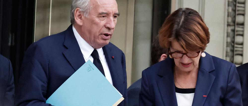Der französische Premierminister Francois Bayrou und Agrarministerin Annie Genevard verlassen die Nationalversammlung nach der verlorenen Vertrauensabstimmung.