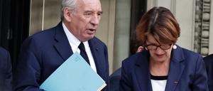 Der französische Premierminister Francois Bayrou und Agrarministerin Annie Genevard verlassen die Nationalversammlung nach der verlorenen Vertrauensabstimmung.