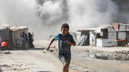 Palästinensischer Junge auf der Flucht nach einem israelischen Luftschlag in Gaza-Stadt.