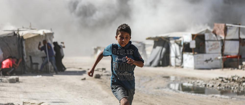 Palästinensischer Junge auf der Flucht nach einem israelischen Luftschlag in Gaza-Stadt.