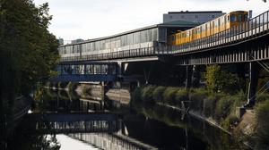 Wie die gerettete Person in den Kanal gelangte, war noch unklar. (Symbolbild)