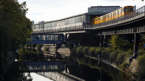 Wie die gerettete Person in den Kanal gelangte, war noch unklar. (Symbolbild)