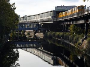 Wie die gerettete Person in den Kanal gelangte, war noch unklar. (Symbolbild)