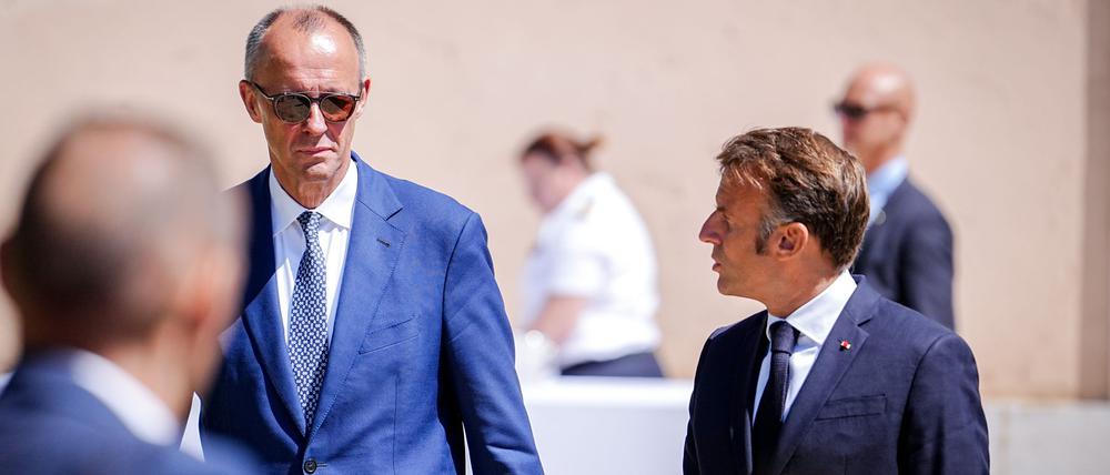 29.08.2025, Frankreich, Toulon: Bundeskanzler Friedrich Merz (l,CDU) und Frankreichs Präsident Emmanuel Macron nehmen am deutsch-französischen Regierungstreffen zur Wirtschafts- und Sicherheitspolitik teil. Das erste Mal während der Kanzlerschaft von Friedrich Merz kommen die Regierungen beider Länder zu einer Tagung des deutsch-französischen Ministerrats zusammen. Foto: Kay Nietfeld/dpa +++ dpa-Bildfunk +++