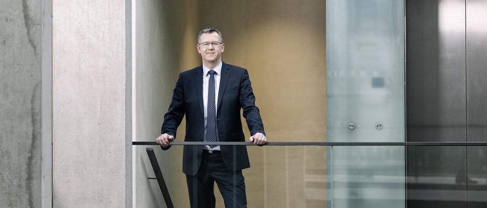 Christoph Winterhalter verwaltet mit dem DIN mehr als 35.000 Normen.