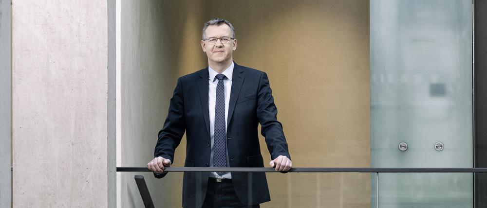 Christoph Winterhalter verwaltet mit dem DIN mehr als 35.000 Normen.