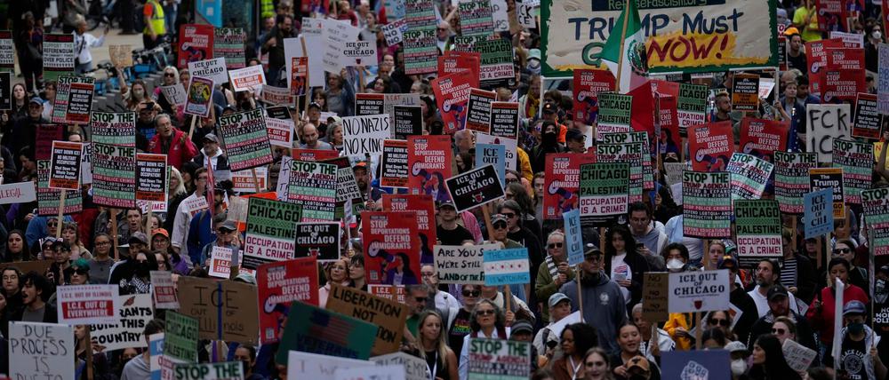 Am Wochenende hatten Menschen in Chicago bereits gegen Trumps Pläne protestiert.