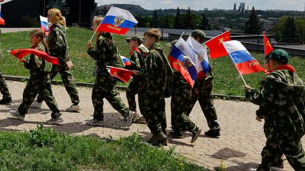 Kinder des militärisch-patriotischen Jugendclubs nehmen in Donezk an einer Zeremonie teil, die im Krieg getöteten Kindern gewidmet ist.
