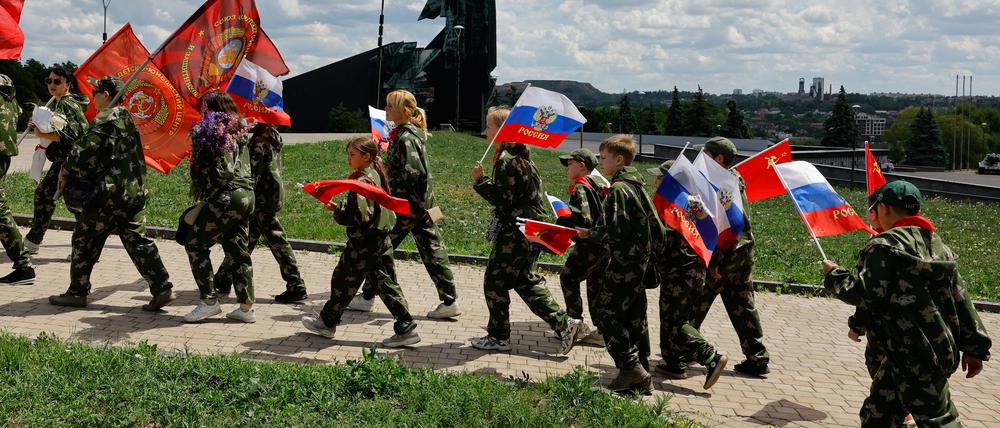 Kinder des militärisch-patriotischen Jugendclubs nehmen in Donezk an einer Zeremonie teil, die im Krieg getöteten Kindern gewidmet ist.