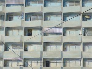 Wolfram Ebersbachs „Hausfassade“ von 1974 ist in der Ausstellung „Wohnkomplex“ im Kunsthaus Minsk in Potsdam zu sehen.