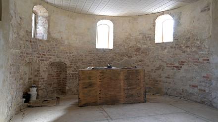 Die Apsis der Alten Dorfkirche Golm wurde so restauriert, dass noch originale Teile des Putzes und des Mörtels aus dem Mittelalter zu erkennen bleiben. Die als Begräbniskirche genutzte Alte Dorfkirche ist in großen Teilen saniert.