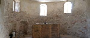 Die Apsis der Alten Dorfkirche Golm wurde so restauriert, dass noch originale Teile des Putzes und des Mörtels aus dem Mittelalter zu erkennen bleiben. Die als Begräbniskirche genutzte Alte Dorfkirche ist in großen Teilen saniert. 
