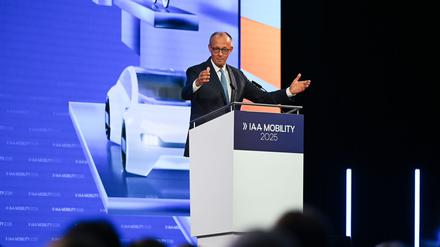 Kanzler Merz spricht bei der IAA-Eröffnung. 