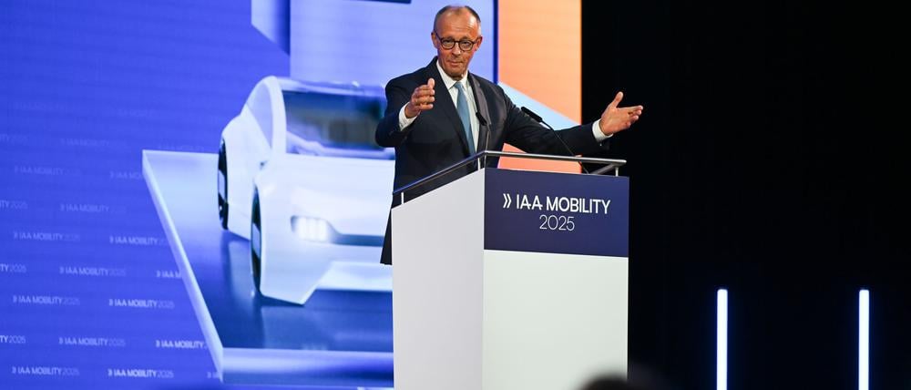 Kanzler Merz spricht bei der IAA-Eröffnung.