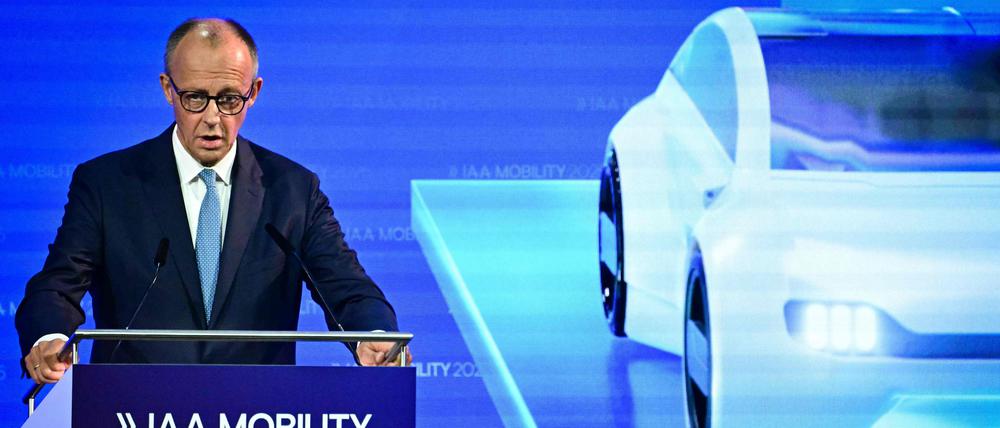 Bundeskanzler Friedrich Merz sichert der Auto-Branche Unterstützung zu.