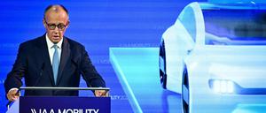 Bundeskanzler Friedrich Merz sichert der Auto-Branche Unterstützung zu.