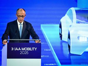 Bundeskanzler Friedrich Merz sichert der Auto-Branche Unterstützung zu.
