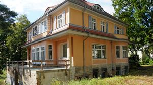 Die denkmalgeschützte Villa Schönbach in Berlin-Westend steht zum Verkauf.