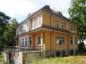 Die denkmalgeschützte Villa Schönbach in Berlin-Westend steht zum Verkauf.