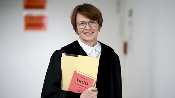 Abschied vom eigenen Amt.  Die Lektüre von Gerichtsurteilen ist künftig nur noch ein Hobby für Elke Büdenbender.