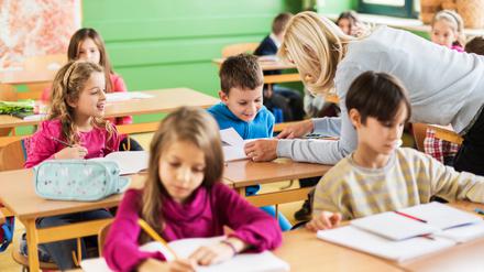 Eine Lehrerin kümmert sich um ihre Schüler.