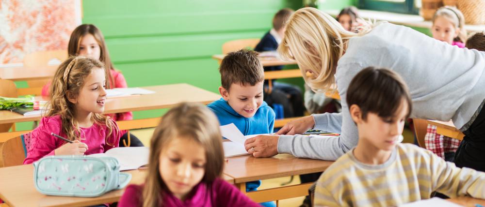 Eine Lehrerin kümmert sich um ihre Schüler.