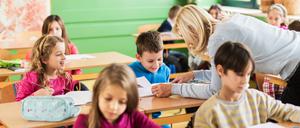 Eine Lehrerin kümmert sich um ihre Schüler.
