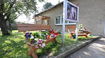 Am Haus der Freiwilligen Feuerwehr in Fahrland erinnern ein Aushang und Blumen an den tödlich verunglückten Jugendlichen.
