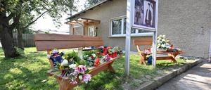 Am Haus der Freiwilligen Feuerwehr in Fahrland erinnern ein Aushang und Blumen an den tödlich verunglückten Jugendlichen.