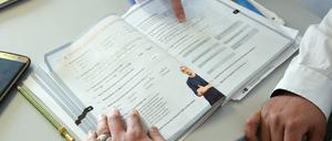 Ehrenamtliche Helfer werden z.B. als Deutschlehrer gesucht. (Symbolbild)