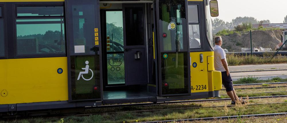 Eine Tram ohne Strom beim Stromausfall.