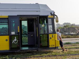 Eine Tram ohne Strom beim Stromausfall. 