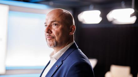 Alexander Hoffmann, CSU-Landesgruppenchef, bei einem Redaktionsbesuch im Fernsehstudio der dpa vor Beginn der Aufzeichnung eines Interviews.
