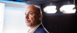 Alexander Hoffmann, CSU-Landesgruppenchef, bei einem Redaktionsbesuch im Fernsehstudio der dpa vor Beginn der Aufzeichnung eines Interviews. 