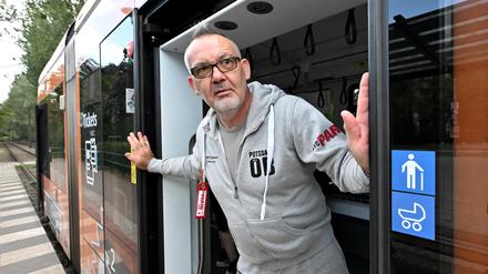 Alexander Wietschel eröffnet in der Straßenbahn in Potsdam sein Büro.