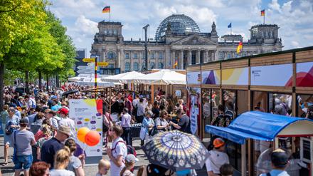 Besucher gehen über das Demokratiefest 2024 anlässlich des Jubiläums 75 Jahre Grundgesetz. 