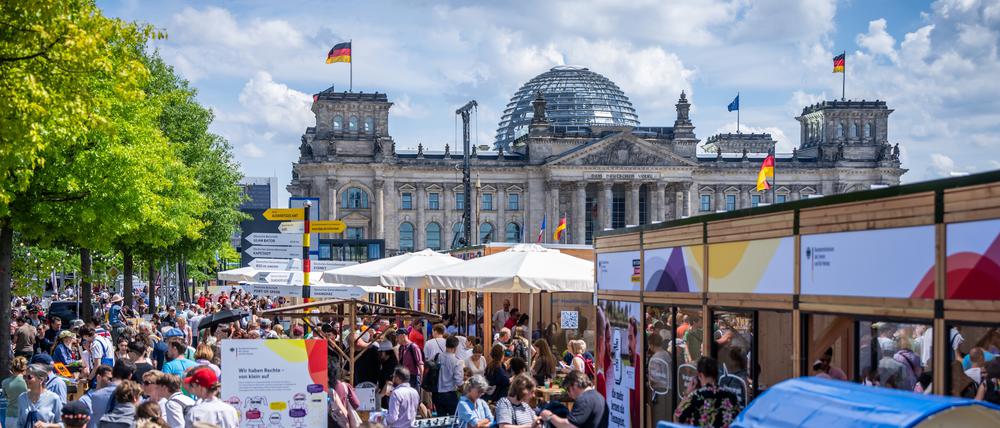 Besucher gehen über das Demokratiefest 2024 anlässlich des Jubiläums 75 Jahre Grundgesetz. 