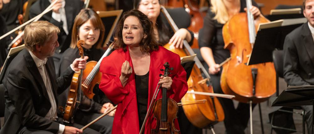 Die Geigerin Patricia Kopatchinskaja übt einen Kanon mit dem Publikum.