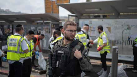 Ein israelischer Soldat bewacht nach einem Attentat die Bushaltestelle. Zwei Palästinenser hatten auf wartende Menschen an einer Bushaltestelle geschossen. Mehrere Menschen starben, weitere wurden verletzt. 