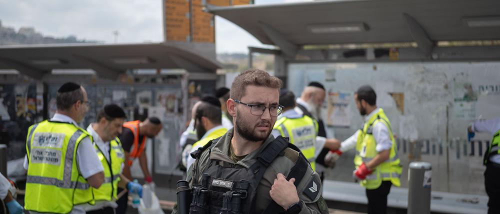 Ein israelischer Soldat bewacht nach einem Attentat die Bushaltestelle. Zwei Palästinenser hatten auf wartende Menschen an einer Bushaltestelle geschossen. Mehrere Menschen starben, weitere wurden verletzt.