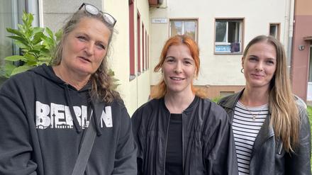 Einrichtungsleiterin des "Übergangswohnheims" Marienfelde Inga Schulz, Sozialarbeiterin Kristina Lebelang und Anne-Marie Braun, Vorsitzende von "Schöneberg hilft" (von rechts nach links).