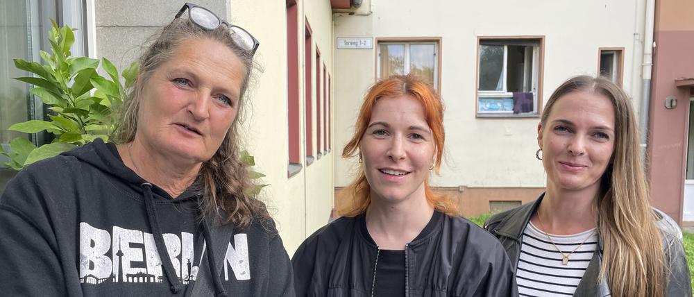 Einrichtungsleiterin des "Übergangswohnheims" Marienfelde Inga Schulz, Sozialarbeiterin Kristina Lebelang und Anne-Marie Braun, Vorsitzende von "Schöneberg hilft" (von rechts nach links).